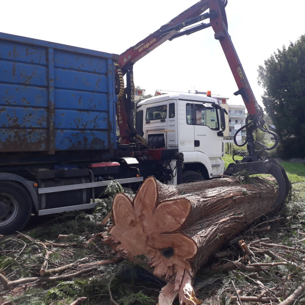 Tracteur Valtra et camion grue ampliroll MAN